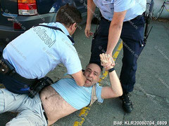 Illegale Festnahme eines Fotoreporters am Rande einer Demo, Zürich, 4. Juli 2008