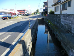 この深い水路が冠水したら…