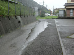 雨水が道路中央に