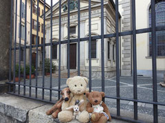 Kasimir, Cäsar, Fredi und Kerl vor der Biblioteca Ambrosiana in Mailand