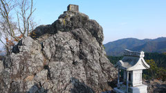 山頂の奥宮と磐境（金鑚神社）