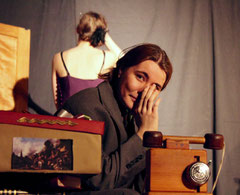 Schauspieler schaut von der Bühne in die Kamera