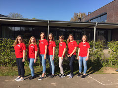 Schüler in roten Sani-T-Shirts