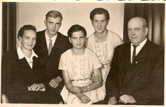 Familie Wieser: (v.l.n.r.) Mutter Barbara, Sohn August, Töchter Friedericke und Seraphine, Vater Otto