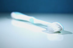 Zahnbürste: Worauf Sie beim Kauf achten müssen ... (© Amanda Day)