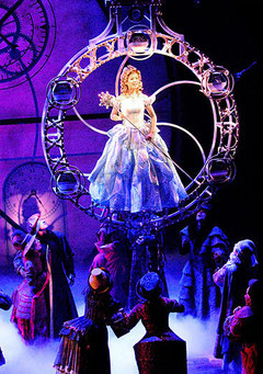 Glinda (Miyuku Numao) descends in her bubble