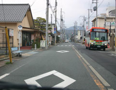 横断歩道のマークを見たら歩行者への警戒を