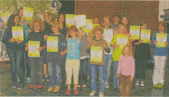 Stolz präsentierten die Kinder und Jugendlichen nach bestandener Prüfung beim Volksmusikerbund ihre Urkunden. (foto: kn)