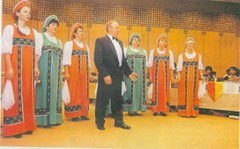 Russische Folklore in den Trachten ihrer alten Heimat wissen die Mitglieder des Rjabinuschka Frauenchores stilvoll zu interpretieren - oft wie hier mit Gastsolisten