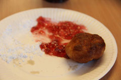 Æbleskiver mit Marmelade und Staubzucker