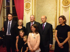 François Digard entouré de sa famille, aux côtés d'Alain Juppé, son parrain pour la remise de son insigne d'Officier de la Légion d'Honneur