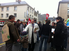 Avec les parents à l'entrée du CDEN à la Préfecture le 25.04.14