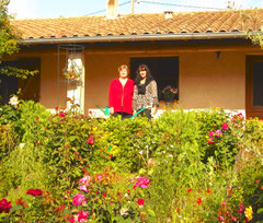 Lucienne et Christine : deux fleurs dans un jardin