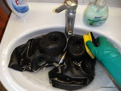 Gasmaske PBF schwarz im Waschbecken