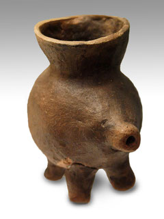 Keramische Saugflasche in Tiergestalt aus Regensburg-Harting (um 1350–800 vor Chr.)