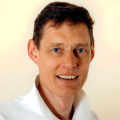 Dr. Claus Nowag berät Sie zum Thema Implantate und beantwortet Ihre Fragen.