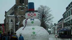 Schneemannbau 27. Jakob in Bischofsgrün auf dem Marktplatz