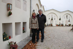 Ingrid Walzer (Bestattung Krems) und Vizebgm. Gottfried Haselmayer vor der sanierten Urnenwand auf dem Kremser Friedhof. Foto: Stadt Krems.