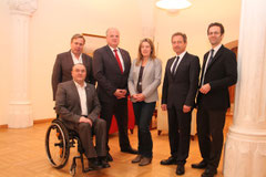 V.l.n.r: Dr. Franz Schönfellner, Stadtrat Albert Kisling, Bgm.Dr. Reinhard Resch, Krems-Tourismus-Geschäftsführerin Gabriela Hüther, Vizebgm. Mag. Wolfgang Derler und DI Wolfgang Vrzal (IMC FH Krems). Foto: Stadt Krems.