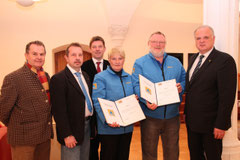 Bgm. Dr. Reinhard Resch ernennt Roland und Melitta Hintenberger zum Bezirksleiter und dessen Stellvertreterin des Selbstschutzzentrums Krems. Foto: Stadt Krems.