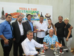 V.l.n.r.: Mirkan Dogan, GR Mag. Klaus Bergmaier, GR Ali Firat, Ali Özdemir, Kristina Posoldová, Alex Dogan, Tanja Dogan. Sitzend v.l.n.r.: Ahmet Özdemir, Hasan Özdemir. Foto: zVg