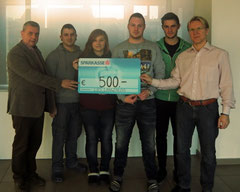 Direktor Herbert Zant und die Klassenvertreter der Landesberufsschule Langenlois überreichten Mag. Peter Binder 500 Euro für den Sozialmarkt. Foto: Privat.