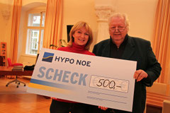 Herbert Steininger spendet 500€ an den Sozialfonds der Stadt Krems, StR Eva Hollerer nahm ihn entgegen. Foto:zVg