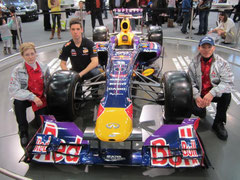 Karin u. Alfred Fries mit einem Mitarbeiter der Red Bull Crew. Foto: zVg