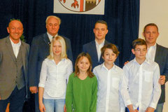 V.l.n.r. Andreas Schlögl, Bgm. Armin Sonnauer, Natalie Ponner, Franziska Schlögl, Patrick Ponner, Moritz Schlögl, Julian Schlögl, Dietmar Ponner. Foto: zVg