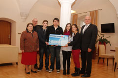 Sophie Ligmann, Nina Buchberger, Matthias Kompek und Florian Roupec übergaben ihre Spende an Bürgermeister Dr. Reinhard Resch und Sozialamtsleiter Mag. Manfred Schaffer. Foto: Stadt Krems.