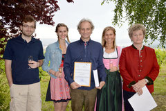  Mag. iur. Dr. phil. Willibald Gföhler (Mitte) mit seiner Familie und Adeline Proidl, Chefin der Schwarzalm (rechts). Foto: WaPA/ Folly.