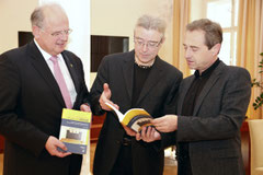 Musikschuldirektor Dr. Hubert Pöll stellt das Buch „MusikschulRäume“ Bürgermeister Dr. Reinhard Resch und Vizebürgermeister Mag. Wolfgang Derler vor. Foto: Stadt Krems.