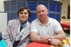 Barbara und Kurt Frühwirth, die zu einem fixen Bestandteil im Leben der BewohnerInnen des SeneCura Sozialzentrums Krems Haus Brunnkirchen geworden sind.  Foto: SeneCura