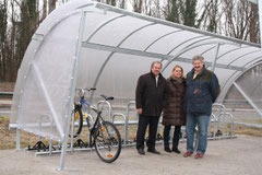 Vizebürgermeister Gottfried Haselmayer, Stadtrat Alfred Scheichel und DI Silvia Schmidt freuen sich über 30 neue überdachte Radabstellplätze bei der Wieselbus-Haltestelle in der Austraße.  Foto: zVg