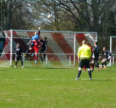 In der ersten Halbzeit hatte der SVTB die klaren Torchancen, ging aber mit 0:0 in die Pause