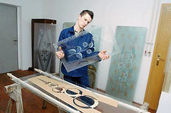 Matthias Ledür beherrscht die handwerkliche Technik, um Eisblumenglas nach alter Tradition herzustellen.