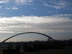 多摩大橋と雲