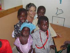 Françoise parmi les enfants sénégalais