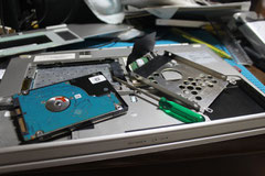 分解された哀れな裏返しのPC