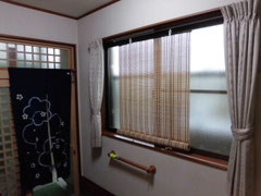 暖簾をくぐり玄関に入ると、そこに窓が…
