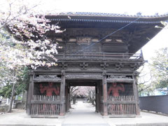 　　　　　仁王像の立つ勝願寺山門