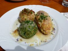 Knödeltris in brauner Butter