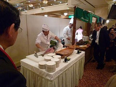 富山南RCからの寒ブリを例会場で捌く