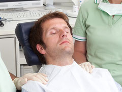 Entspannte Behandlung in Hypnose (© proDente e.V.)