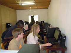 Computerraum im Lycee Zomayi, Stephan (links) und Lukas in Aktion