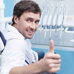 Sicheres Gefühl mit gepflegten Zähnen und frischem Atem: Professionelle Zahnreinigung! (© Deklofenak - Fotolia.com)