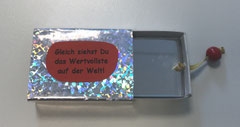Dieses Kästchen, mit einem Spiegel darin, haben die Mädchen gebastelt.
