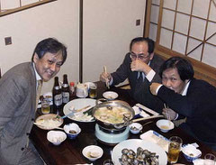 「ここの蛤、うまいやんけ」と絶賛の渕田親方(中央)