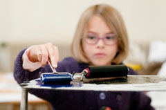 Atelier pour les enfants : découverte de la linogravure.© Mathieu Le Gall.