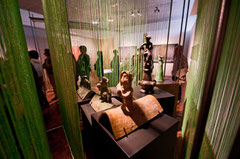 Epis de faîtage et tuiles faîtières dans l’exposition Ode à la pluie. © Mathieu Le Gall.
